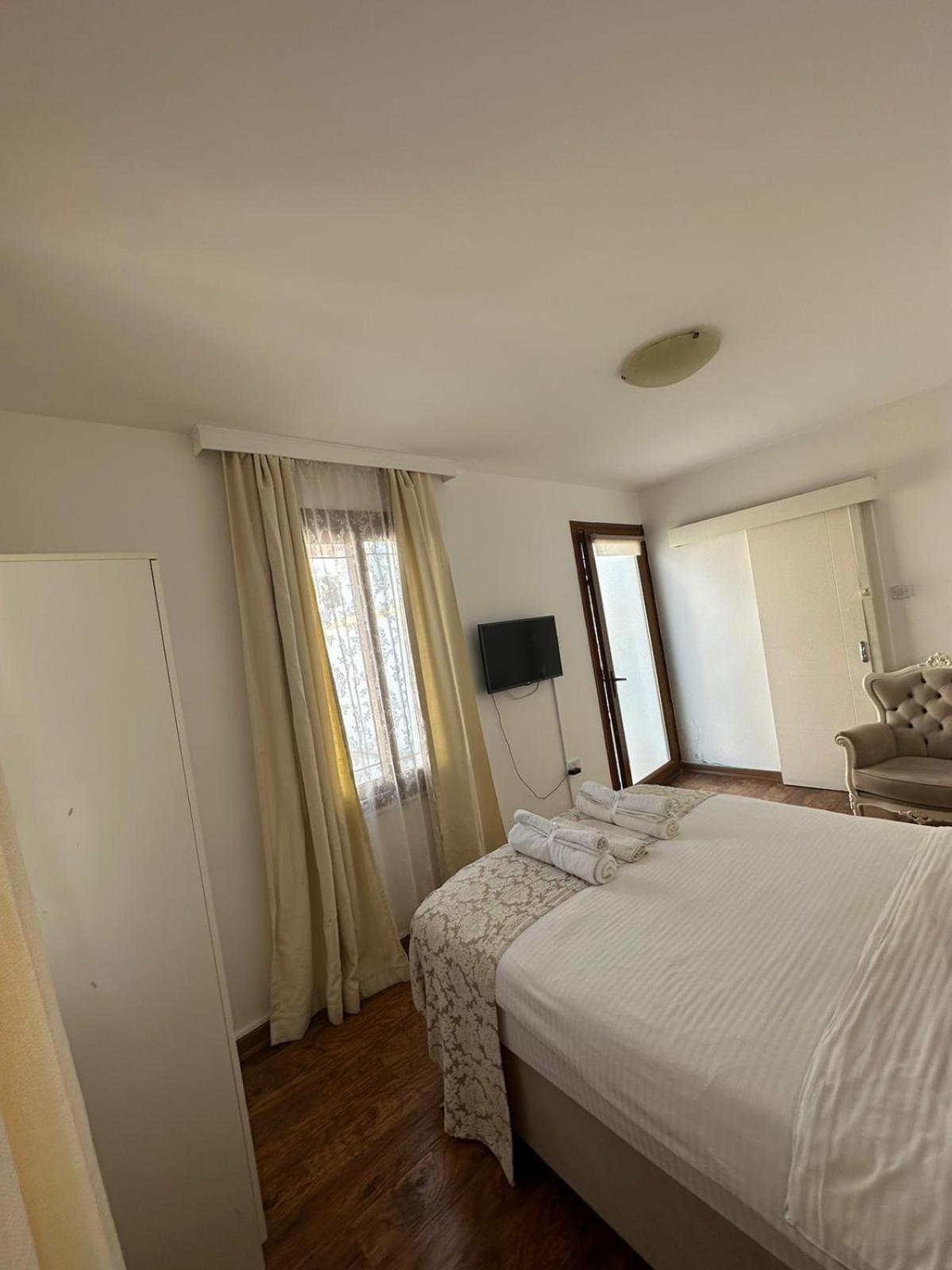 Lord'S Residence Boutique Hotel 凯里尼亚 外观 照片
