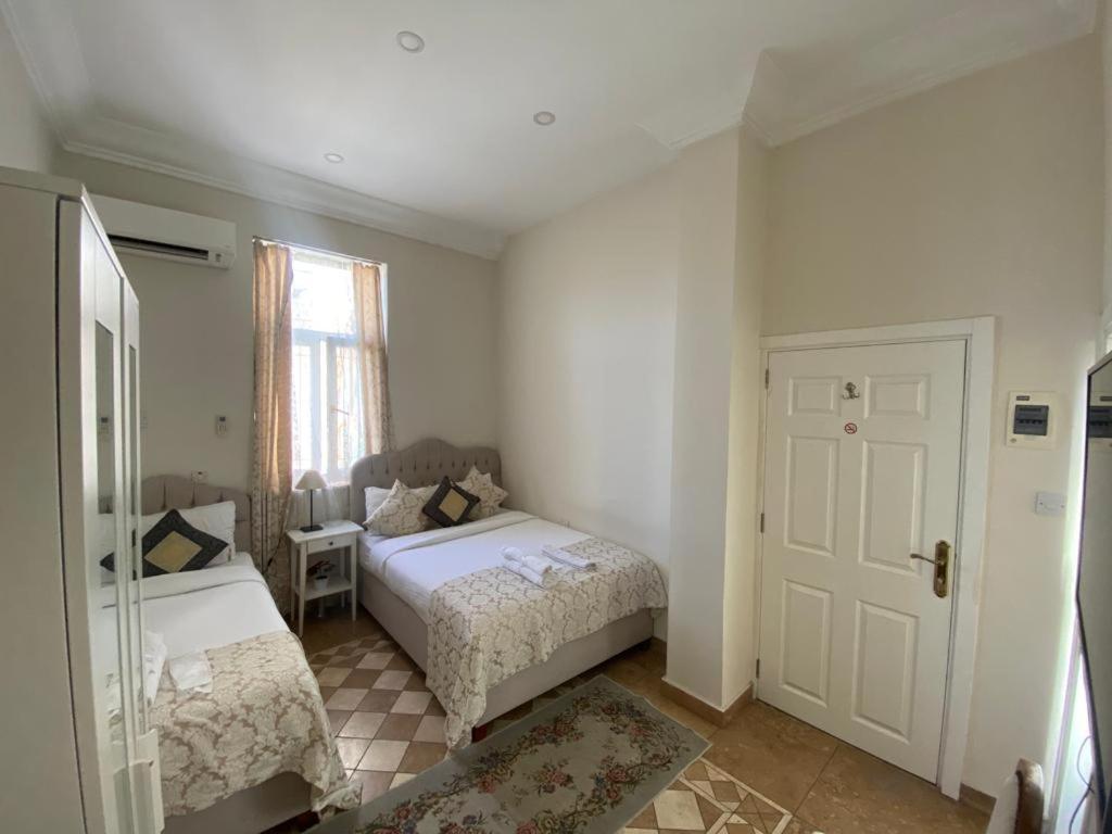 Lord'S Residence Boutique Hotel 凯里尼亚 外观 照片