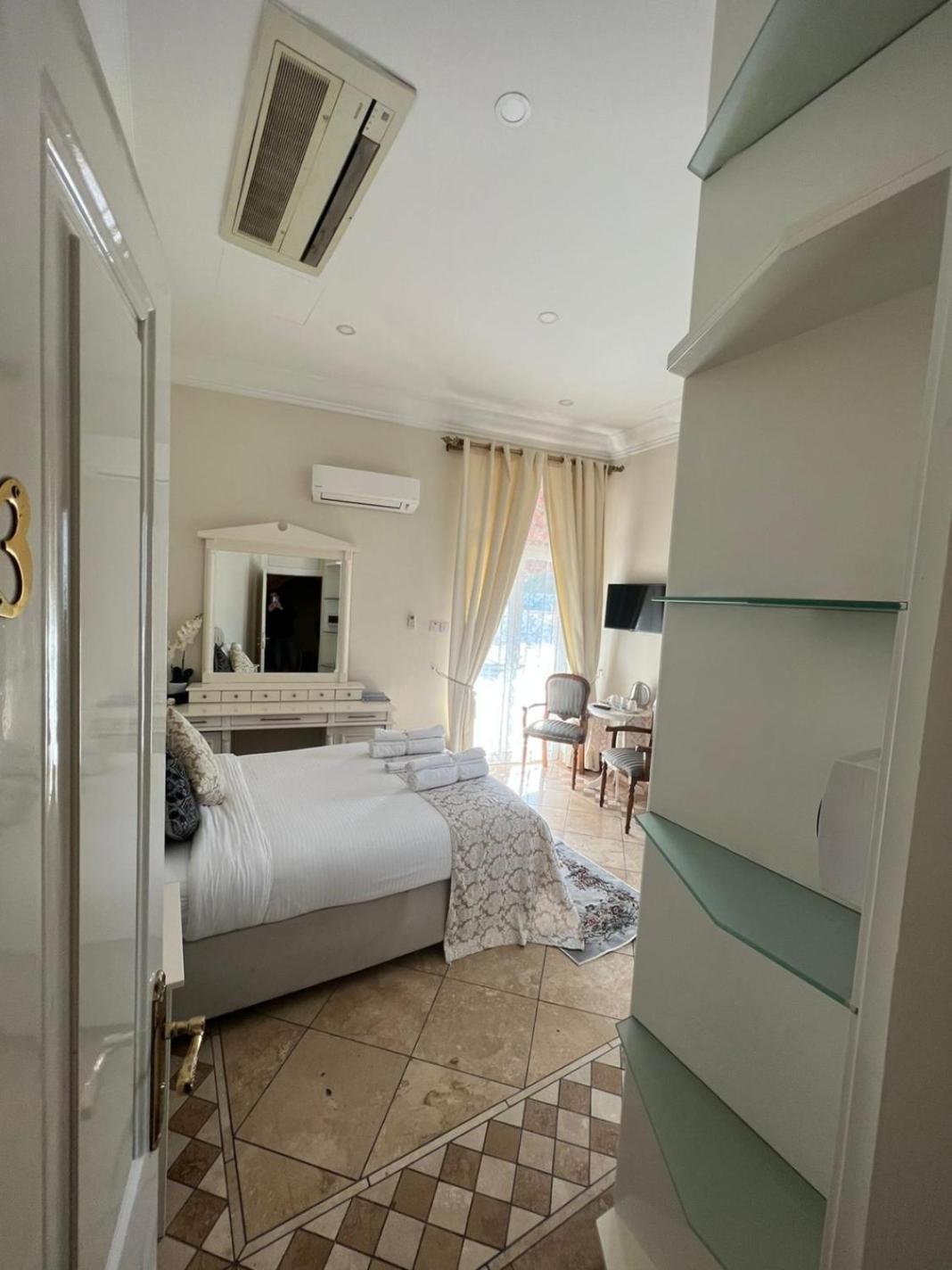 Lord'S Residence Boutique Hotel 凯里尼亚 外观 照片